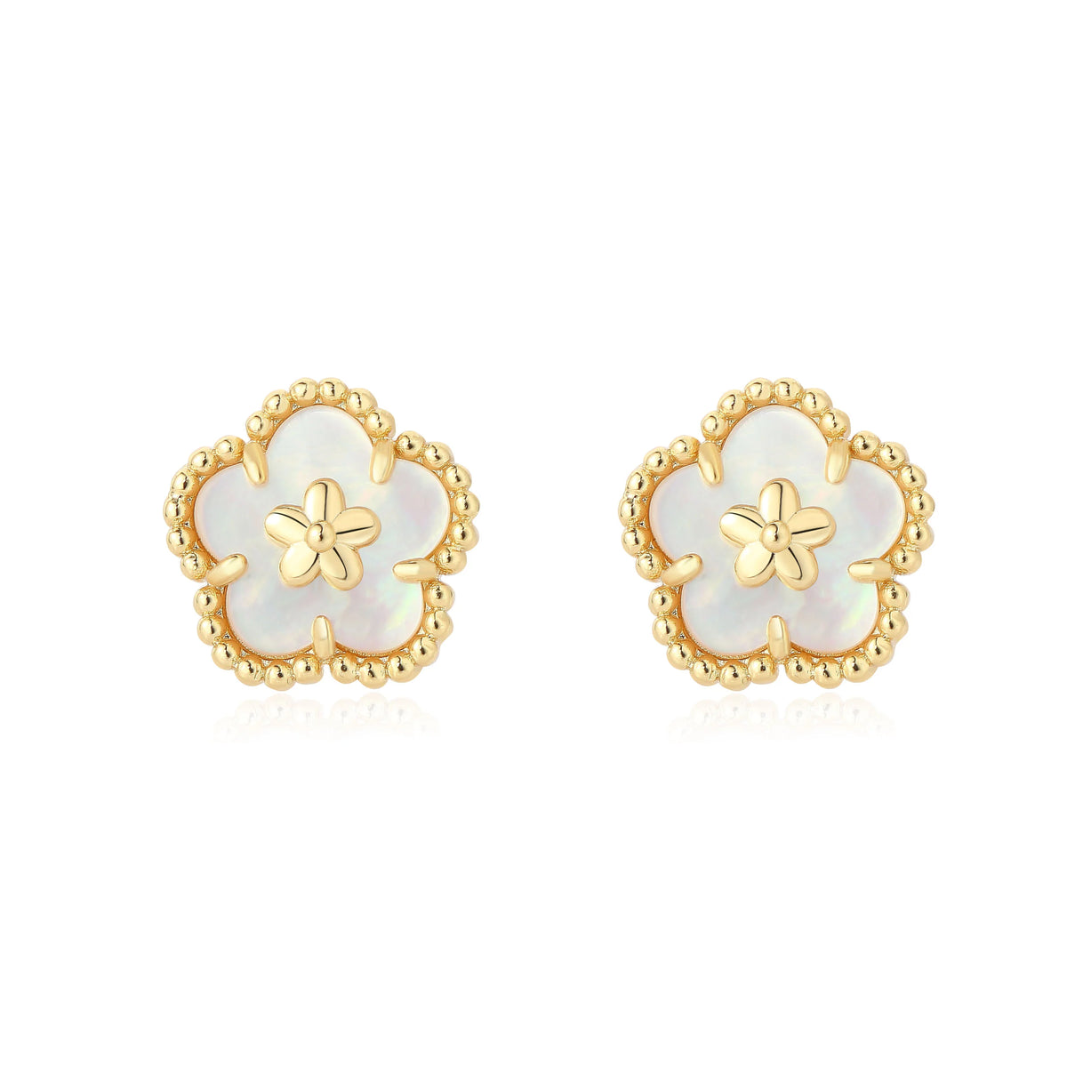 Flower mother of pearl stud