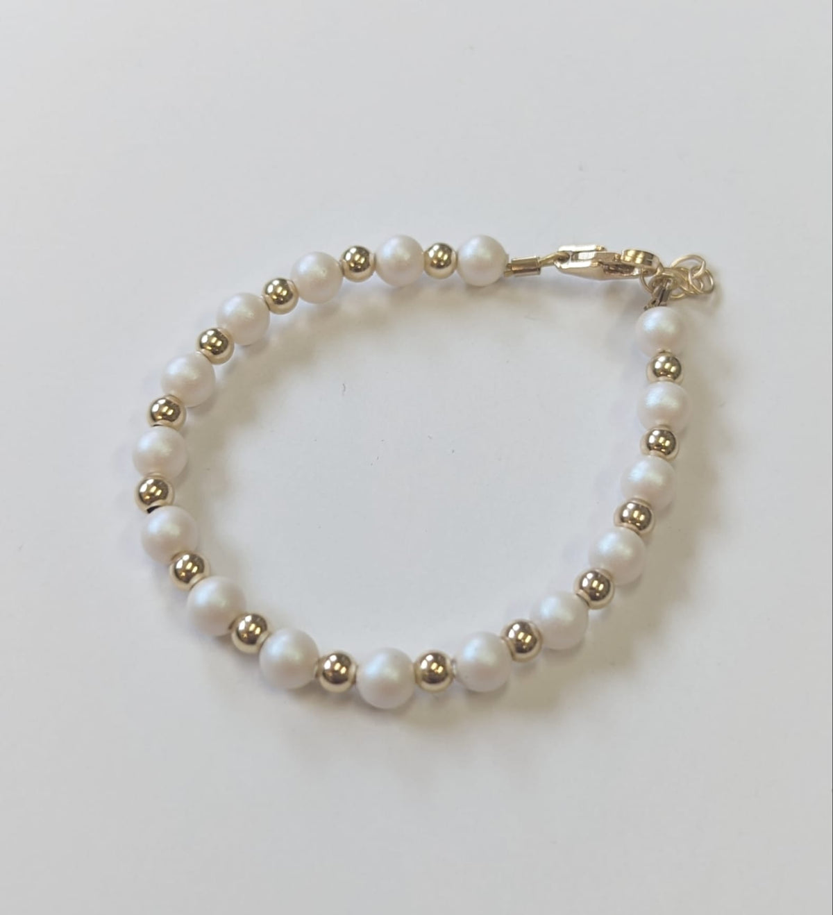 Iridescent white pearl and gold beaded adjustable bracelet